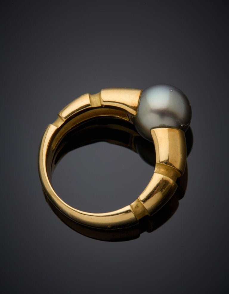 MAUBOUSSIN - BAGUE jonc, modèle "Nadja", en or jaune (750‰) rainuré orné d'une…
