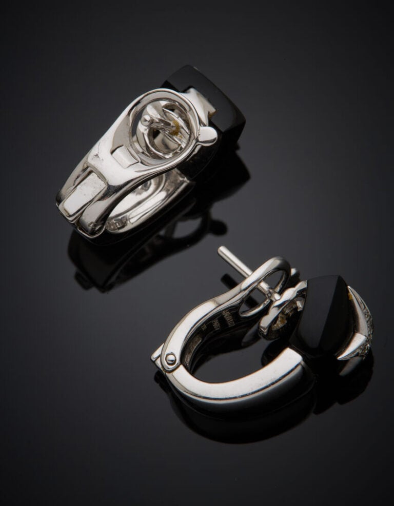 MAUBOUSSIN - Paire de BOUCLES d'OREILLES modèle "Etoile Divine" en or gris (750…