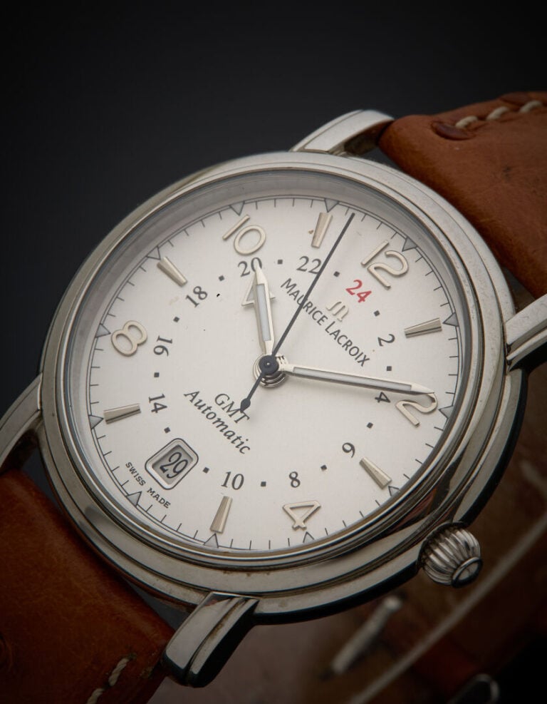 MAURICE LACROIX - BRACELET MONTRE "GMT" ronde en acier. Lunette et attaches god…