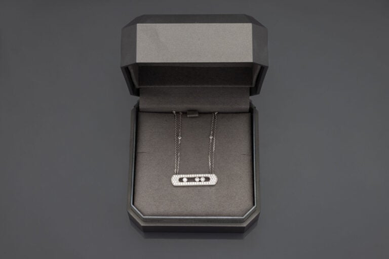 MESSIKA - COLLIER chaînette modèle "Move" en or gris (750‰) ajouré, serti de di…