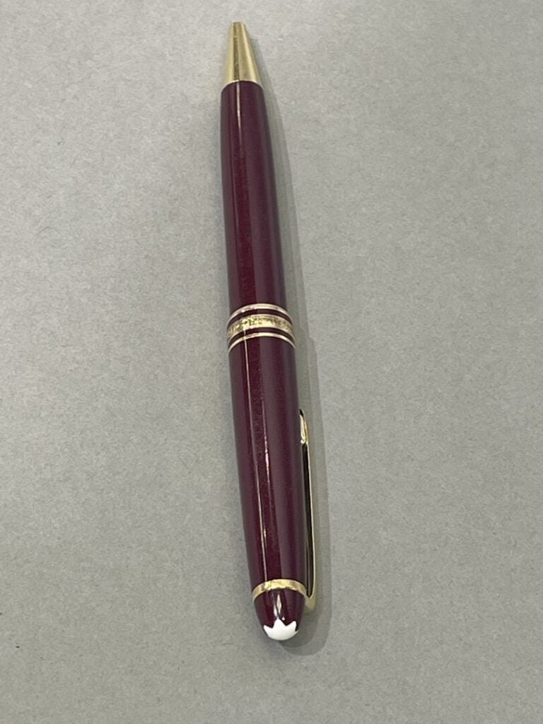 MONTBLANC - Stylo bille Meisterstuck en résine bordeaux, attributs en métal dor…