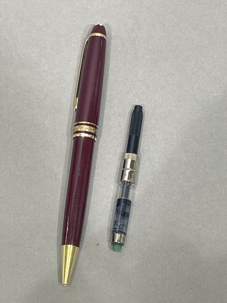 MONTBLANC - Stylo bille Meisterstuck en résine bordeaux, attributs en métal dor…