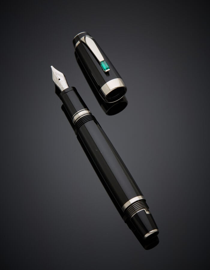 MONTBLANC - STYLO plume, modèle "Bohème" en résine noire serti d'une pierre ver…
