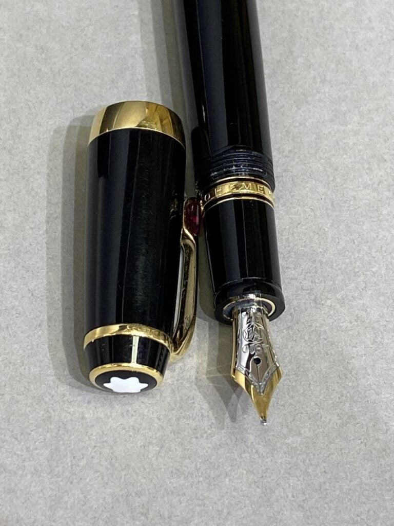 MONTBLANC - Stylo plume modèle "Boheme" - Le corps en résine noire, l'attache s…