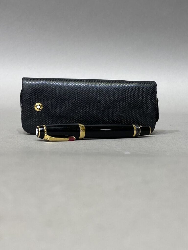 MONTBLANC - Stylo plume modèle "Boheme" - Le corps en résine noire, l'attache s…