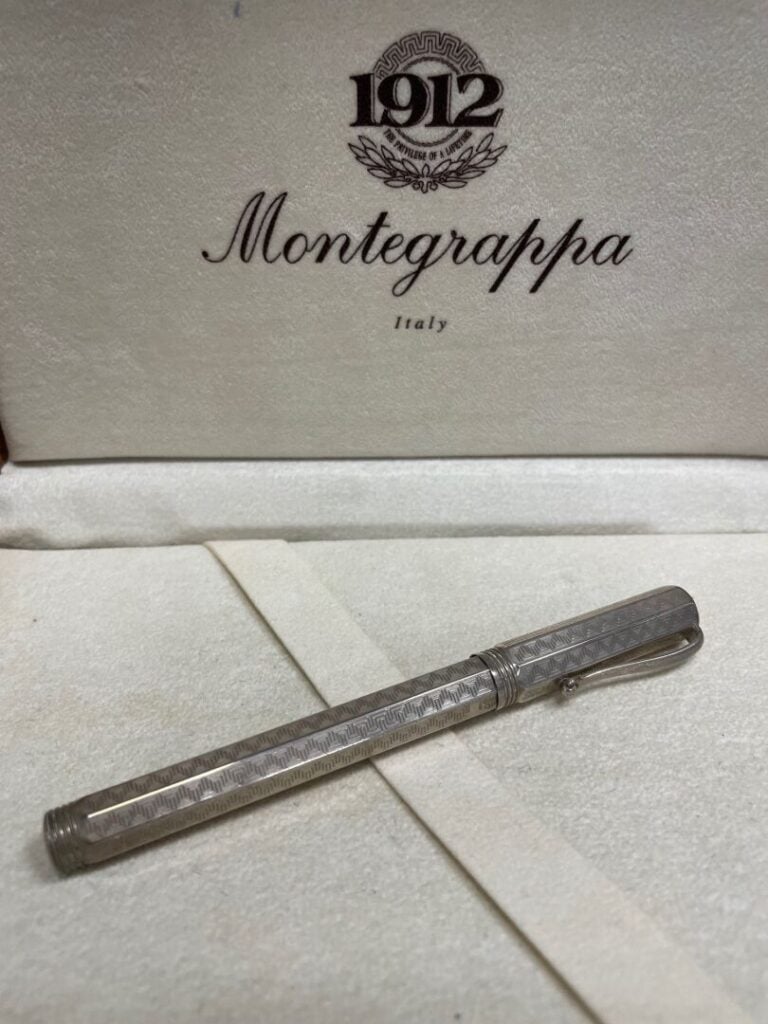MONTEGRAPPA - Stylo plume en argent "Réminiscence" à décor de frises de grecque…