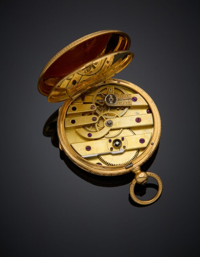 MONTRE de COL en or jaune (750‰) entièrement ciselé, orné d'émail noir à décor…