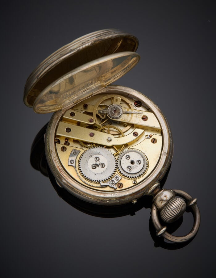 MONTRE de POCHE en argent (min. 800‰) ciselé et guilloché, carrure godronnée. C…