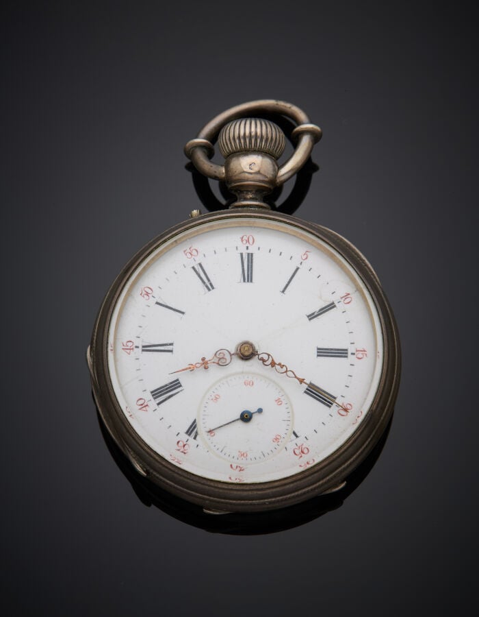MONTRE de POCHE en argent (min. 800‰) ciselé et guilloché, carrure godronnée. C…
