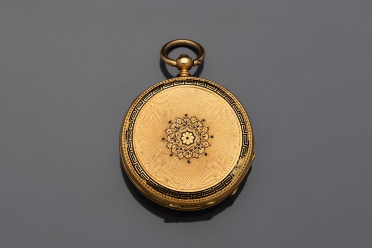 MONTRE DE POCHE en or guilloché et émail noir. - Poids brut : 27,7g.