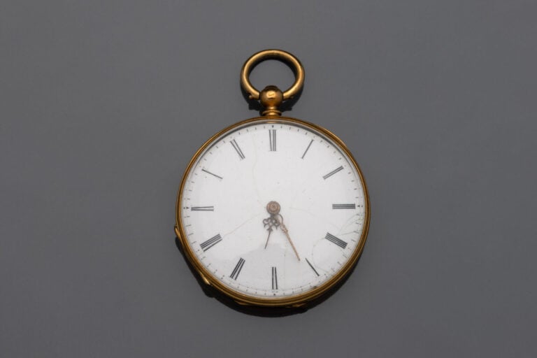 MONTRE DE POCHE en or guilloché et émail noir. - Poids brut : 27,7g.