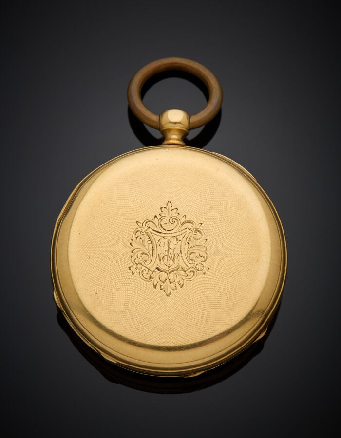 MONTRE de POCHE en or jaune (750‰) finement guilloché, ciselé et monogrammé, ca…
