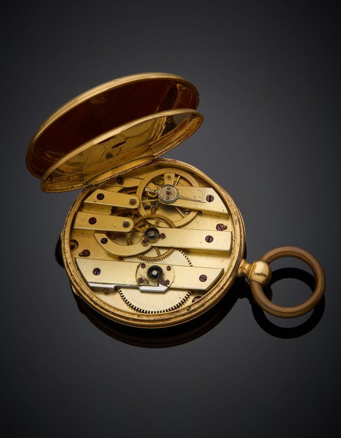MONTRE de POCHE en or jaune (750‰) finement guilloché, ciselé et monogrammé, ca…