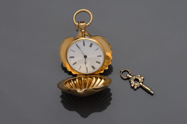 MONTRE de POCHE SAVONNETTE "coquille saint Jacques" en or jaune (750°/°°) godro…