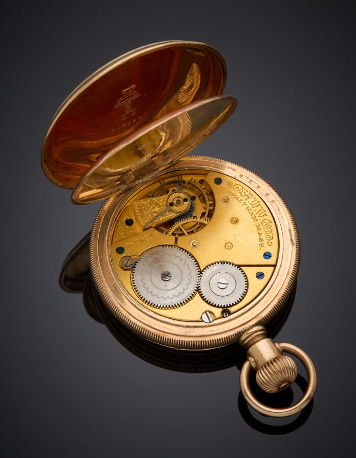 MONTRE de POCHE SAVONNETTE en métal doré guilloché et godronné, ciselé d'un mon…