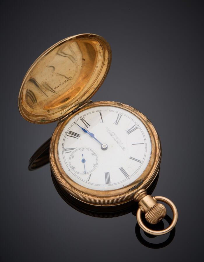 MONTRE de POCHE SAVONNETTE en métal doré guilloché et godronné, ciselé d'un mon…