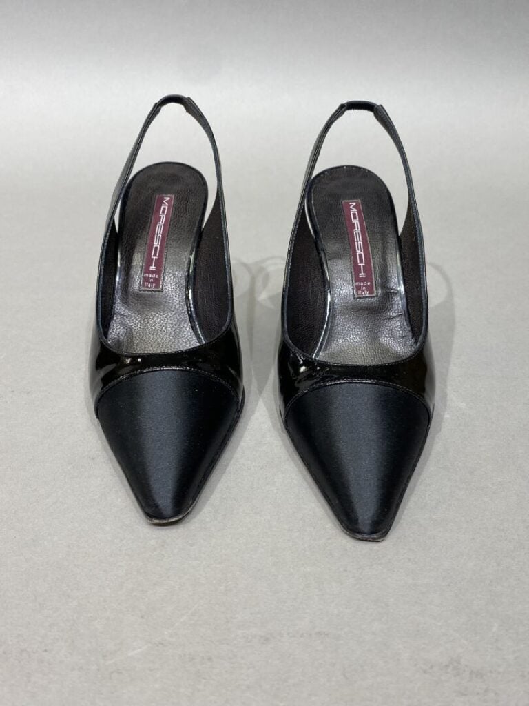 MORESCH - Paire d'escarpins à bride arrière en cuir verni noir et bout satiné -…