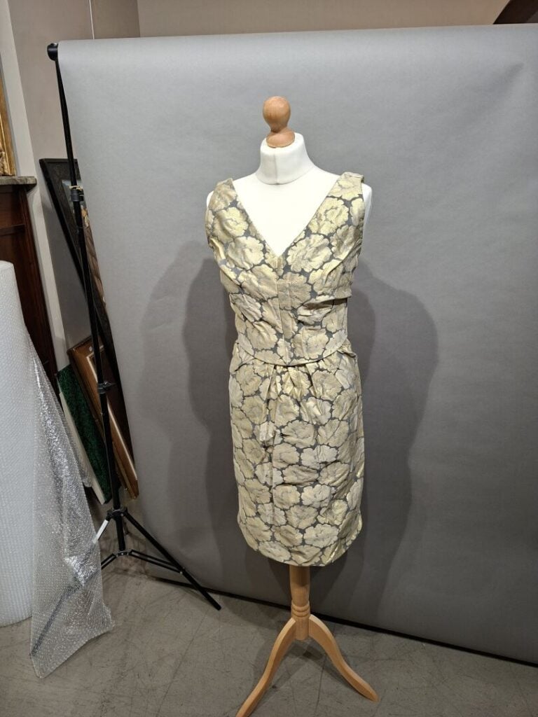 NINA RICCI - Ensemble comprenant une veste et une robe en tissu à motif fleuri