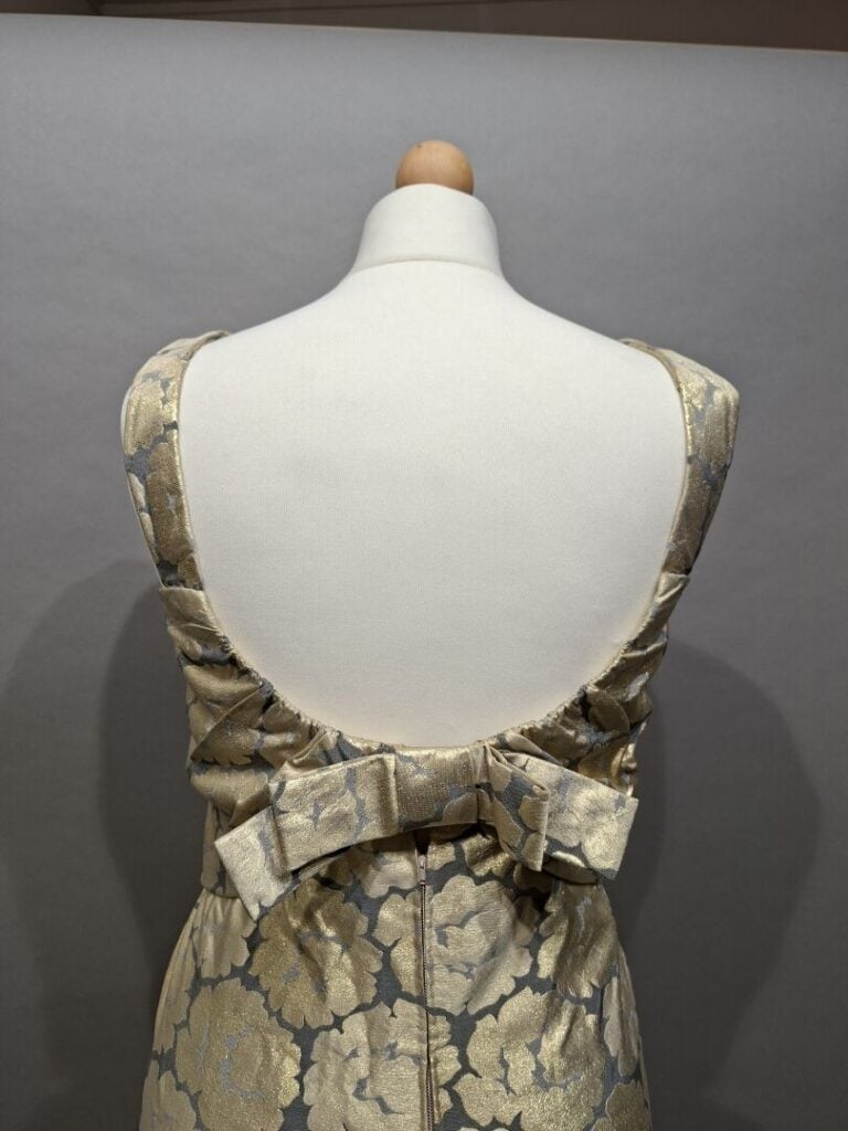 NINA RICCI - Ensemble comprenant une veste et une robe en tissu à motif fleuri