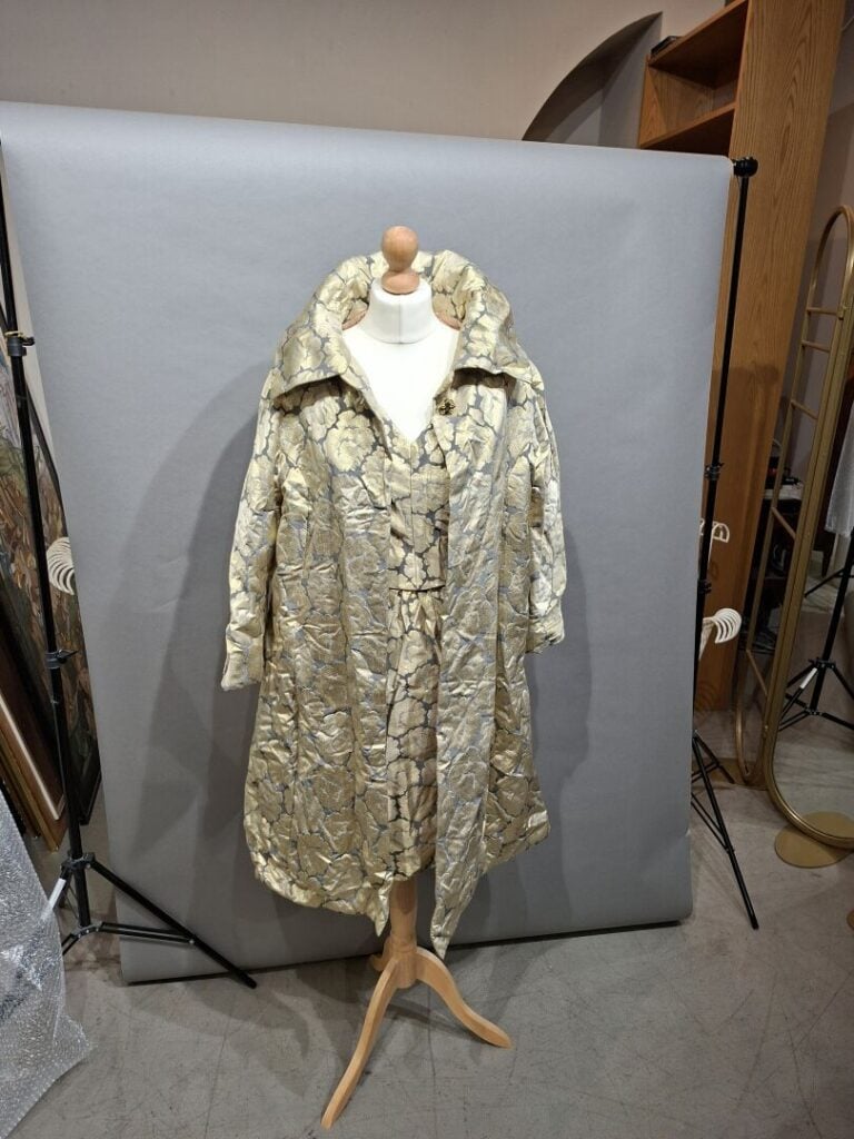 NINA RICCI - Ensemble comprenant une veste et une robe en tissu à motif fleuri