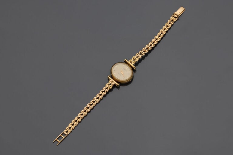 OMEGA - BRACELET MONTRE ovale de dame en or jaune (750°/°°). Cadran doré amati,…