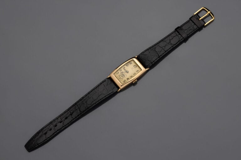 OMEGA - BRACELET MONTRE rectangulaire, de forme légèrement "tonneau" en or jaun…