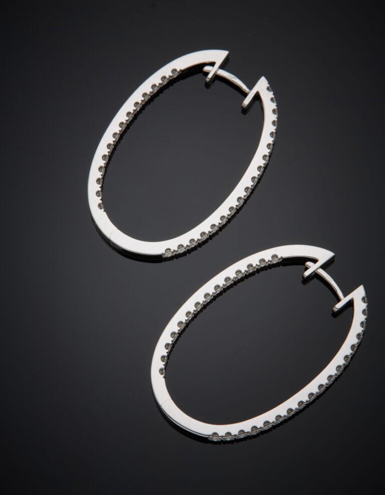 Paire de BOUCLES d'OREILLES "créoles" en or gris (750‰) serti de diamants taill…