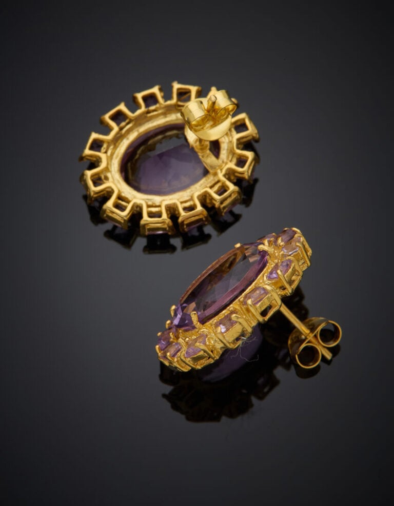 Paire de BOUCLES d'OREILLES en vermeil (925‰) serti de deux améthystes ovales p…