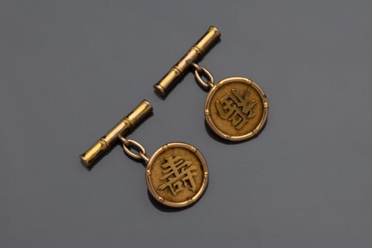 Paire de boutons de manchette ronds en or jaune (375) à décor d'idéogramme chin…