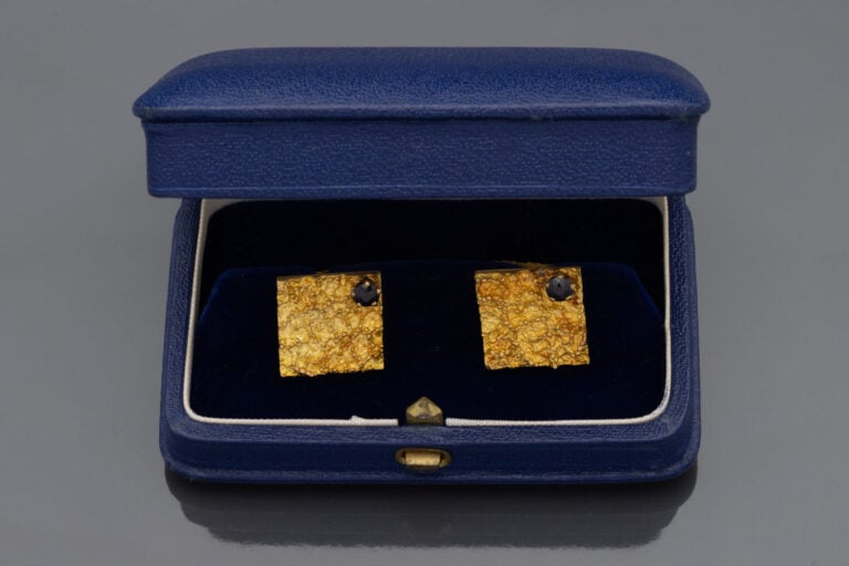 Paire de BOUTONS de MANCHETTES carrés en or jaune (750‰) "brut" serti d'un saph…