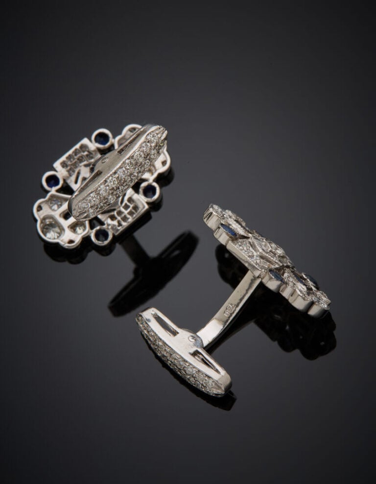 Paire de BOUTONS de MANCHETTES en or gris (750‰) ajouré, serti de diamants tail…