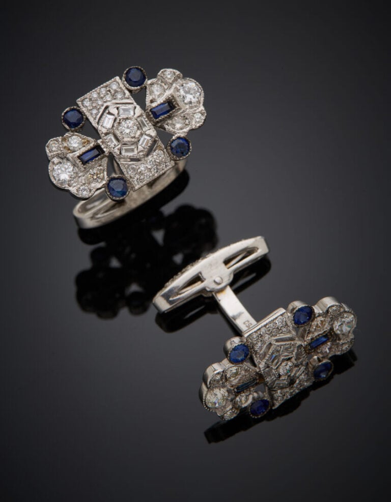 Paire de BOUTONS de MANCHETTES en or gris (750‰) ajouré, serti de diamants tail…