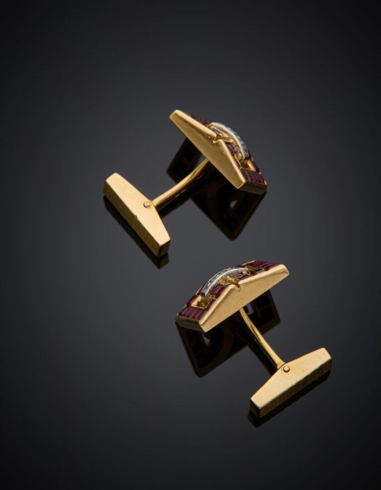 Paire de BOUTONS de MANCHETTES géométriques en platine (950‰) et or jaune (750‰…