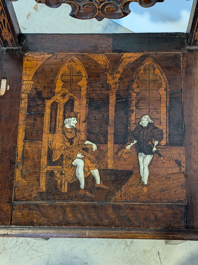 Paire de chaises à haut dossier en bois sculpté à décor marqueté en os en intar…