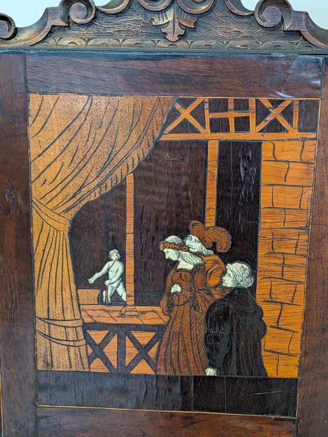 Paire de chaises à haut dossier en bois sculpté à décor marqueté en os en intar…