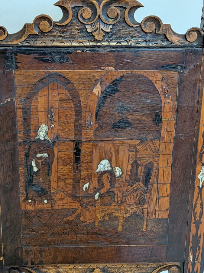 Paire de chaises à haut dossier en bois sculpté à décor marqueté en os en intar…
