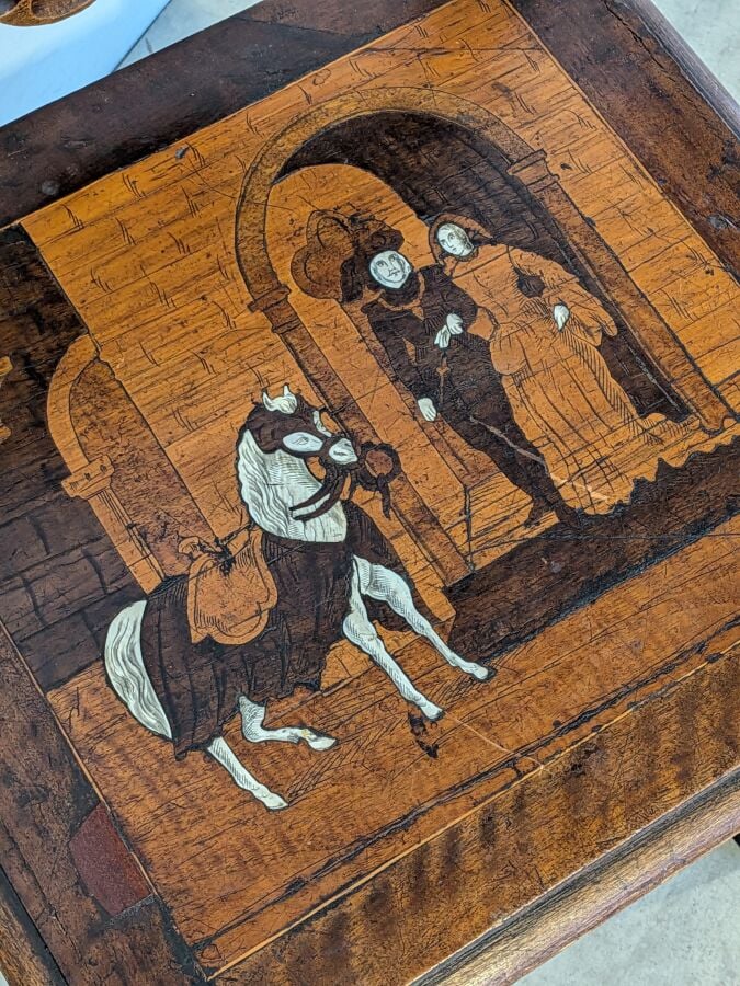 Paire de chaises à haut dossier en bois sculpté à décor marqueté en os en intar…