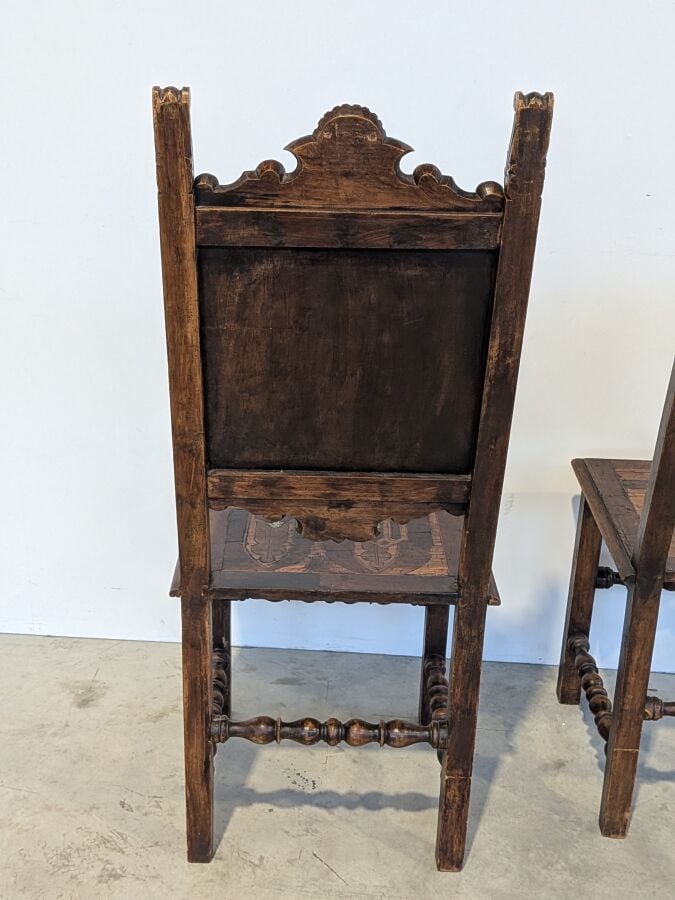 Paire de chaises à haut dossier en bois sculpté à décor marqueté en os en intar…