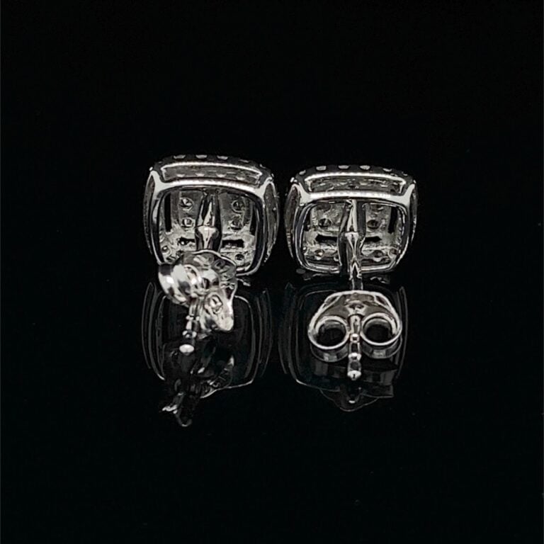 Paire de CLOUS d'OREILLES carrés en platine (950‰) serti de diamants taille bri…