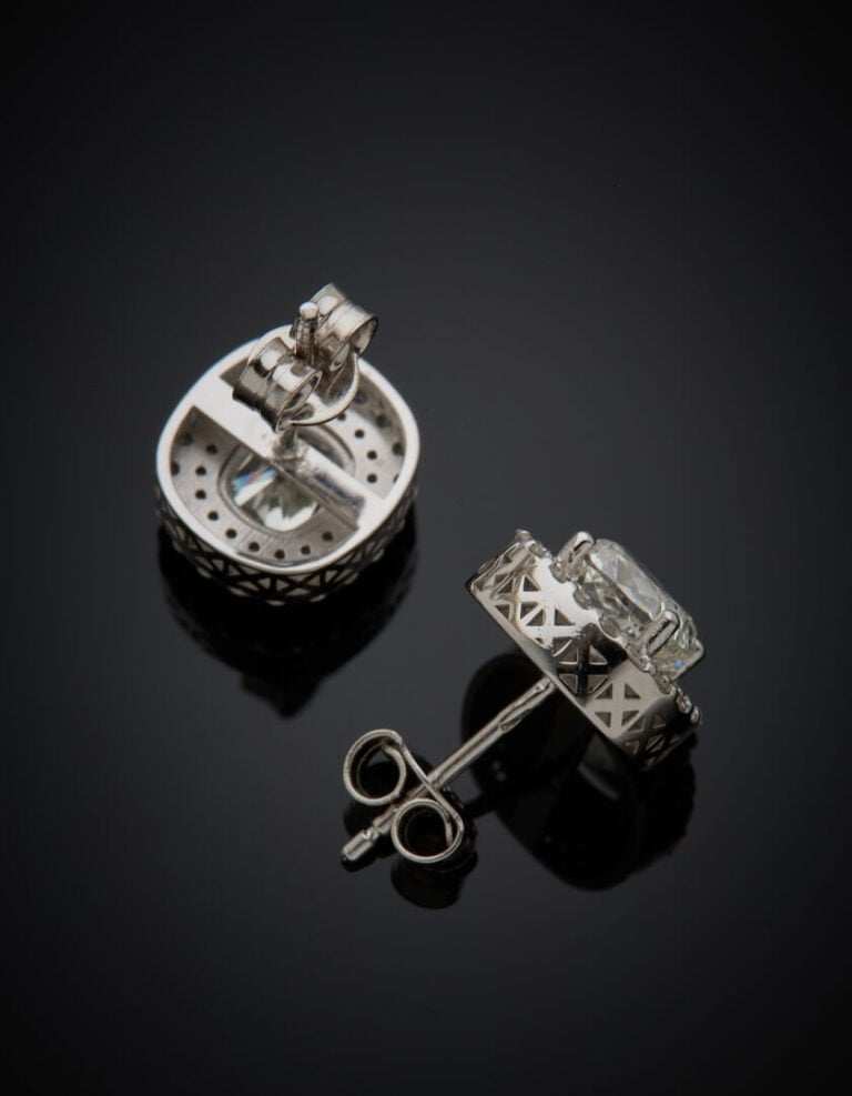 Paire de CLOUS d'OREILLES en or gris (750‰) serti d'un diamant taille coussin,…