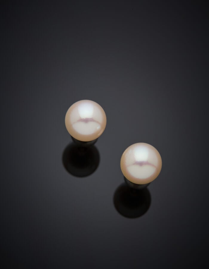 Paire de CLOUS d'OREILLES en or jaune (750‰) orné d'une perle de culture de cou…