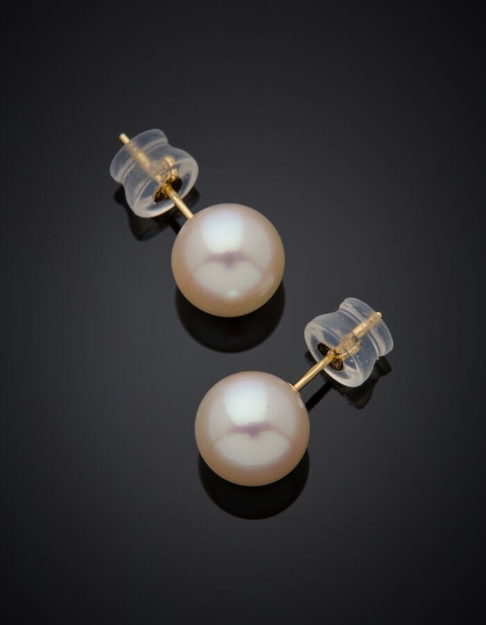 Paire de CLOUS d'OREILLES en or jaune (750‰) orné d'une perle de culture de cou…