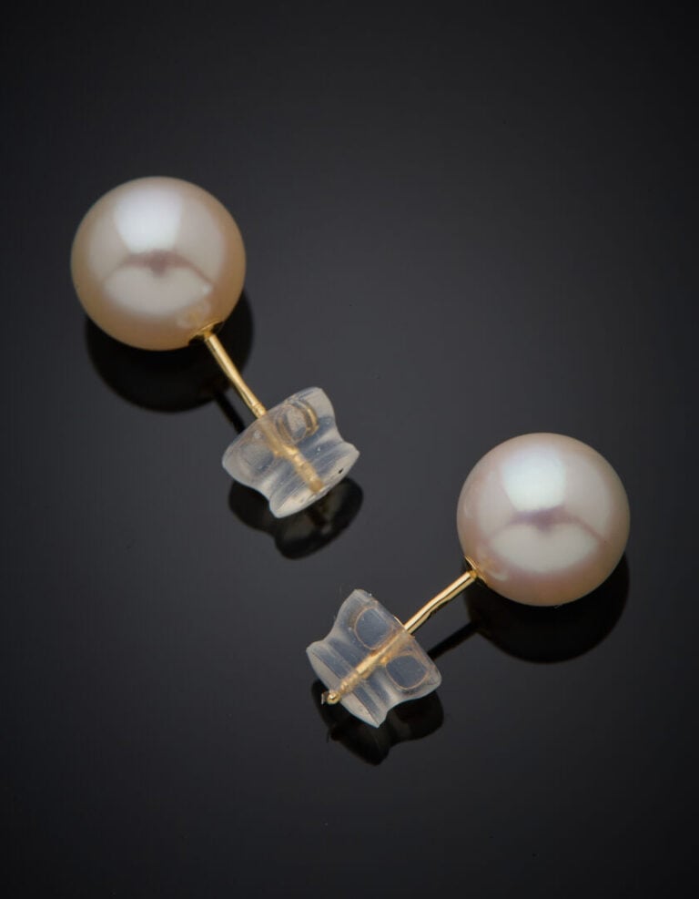 PAIRE DE CLOUS D'OREILLES en or jaune (750°/°°) ornés d'une perle de culture de…