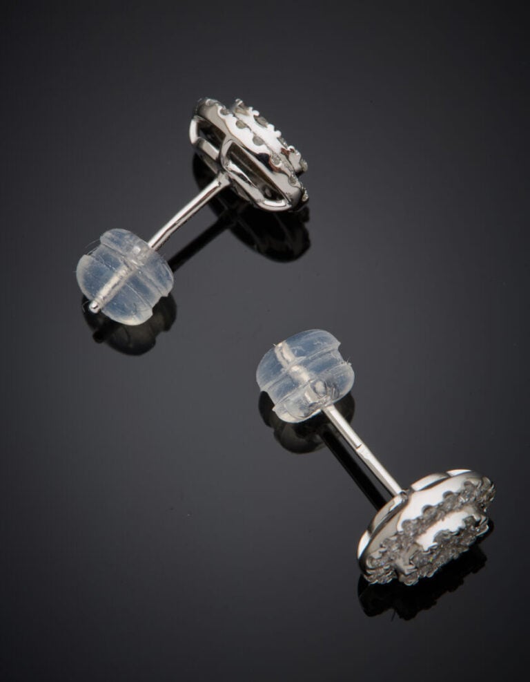 PAIRE DE CLOUS D'OREILLES en platine (950°/°°) pavée de diamants taille brillan…