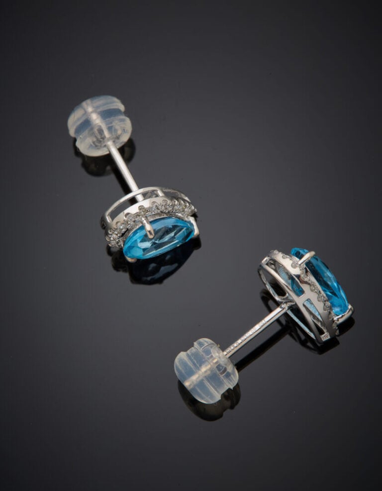 Paire de CLOUS d'OREILLES "gouttes" en or gris (750‰) serti de topazes bleues e…