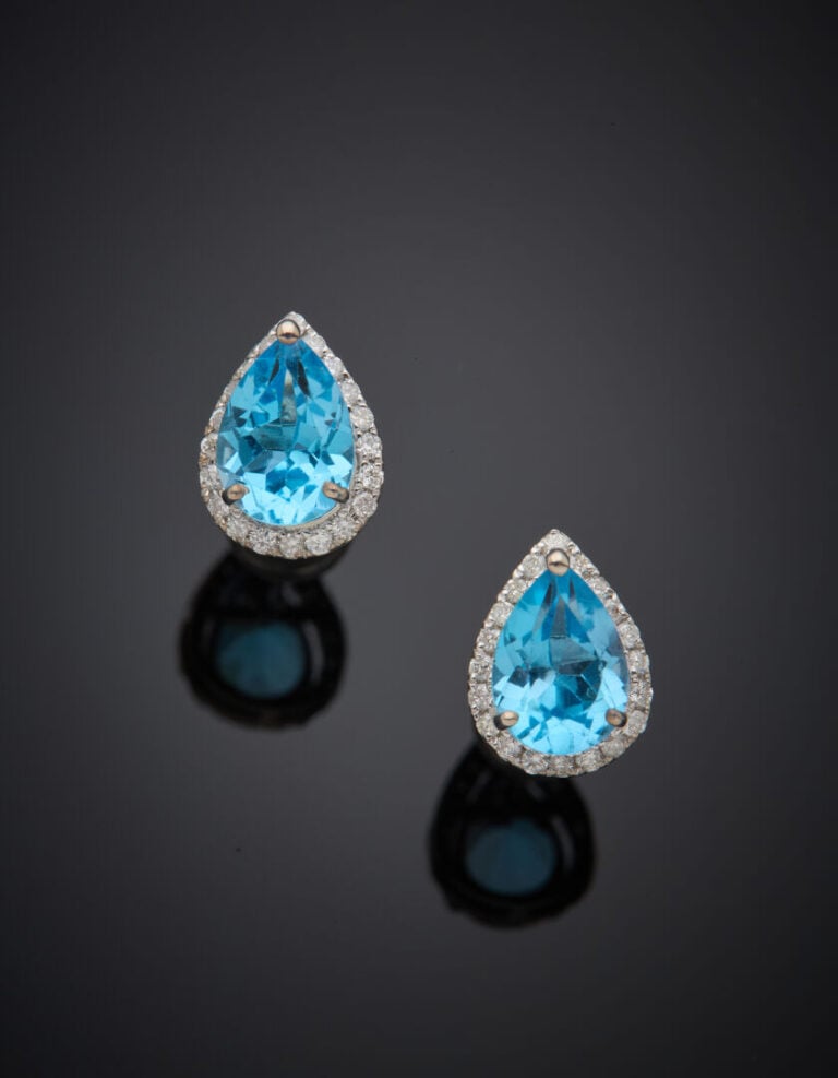 Paire de CLOUS d'OREILLES "gouttes" en or gris (750‰) serti de topazes bleues e…
