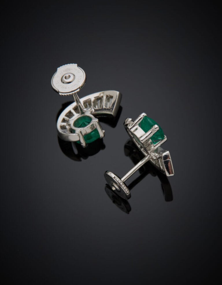 Paire de CLOUS d'OREILLES "volutes" en or gris (750‰) serti d'une émeraude rond…