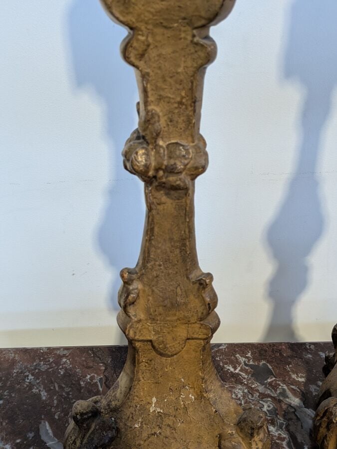 Paire de grands pique-cierges en bois sculpté et doré sur une face posant sur t…