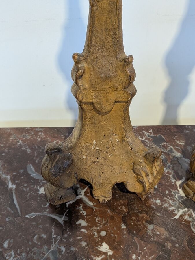 Paire de grands pique-cierges en bois sculpté et doré sur une face posant sur t…
