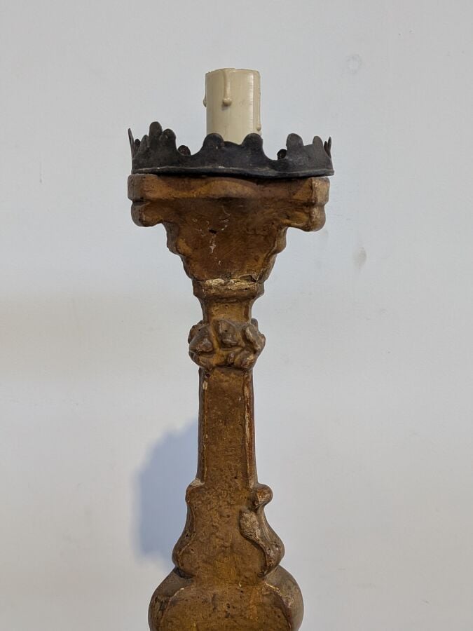 Paire de grands pique-cierges en bois sculpté et doré sur une face posant sur t…